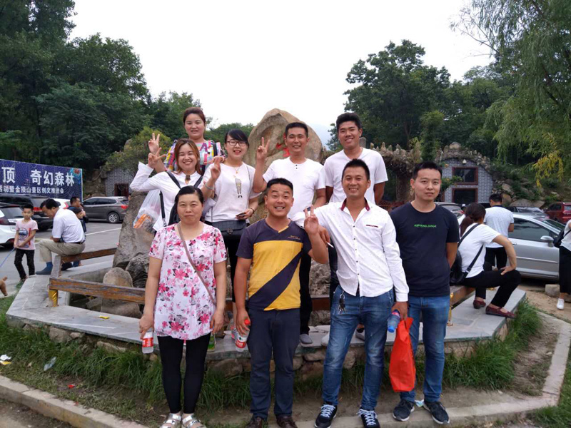 公司员工在金顶山