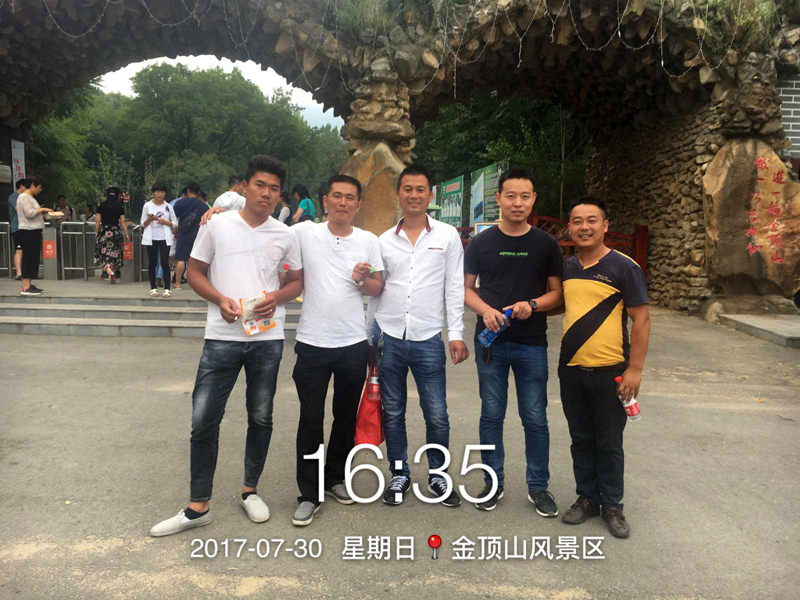 公司员工在金顶山