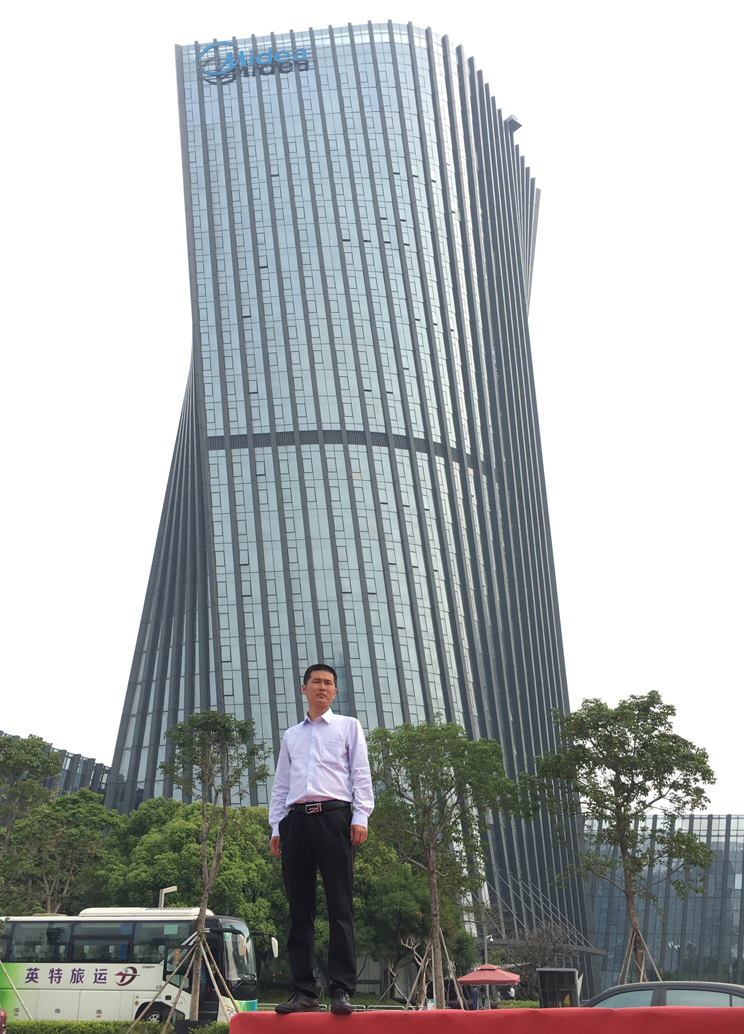 张总在美的空调总部考察